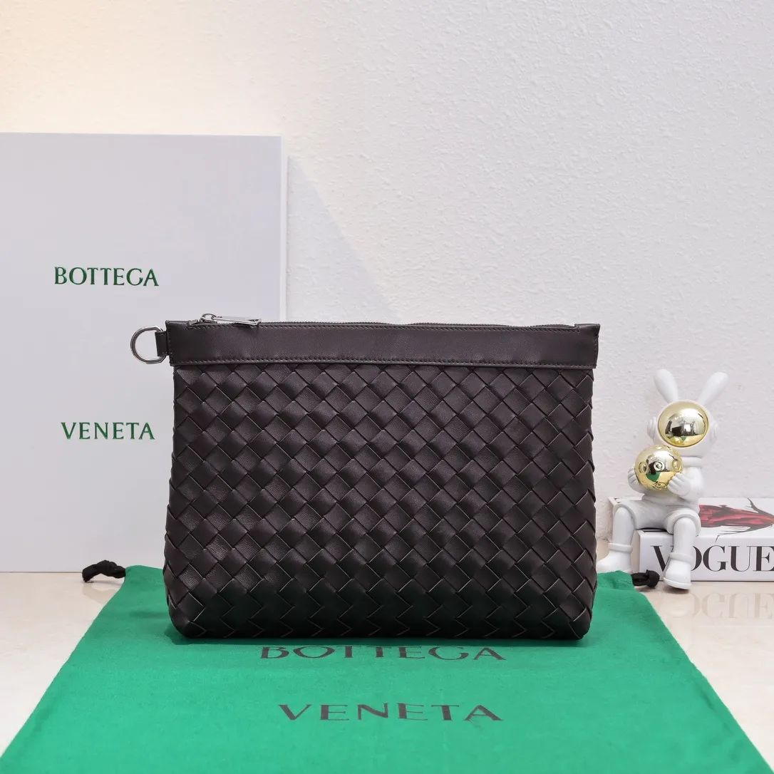 Batch 1360 Bottega Veneta's Bottega Veneta handbag transforms into a man in seconds ⌨️The texture is great! The weaving process is exquisite, simple and elegant, and it perfectly matches any clothes! Whether you are out on the street or on a date, it can instantly improve your overall taste. It can not only hold your wallet and mobile phone, but also the charm of your male god. Style number: 6518 Size: 33*22*7cm